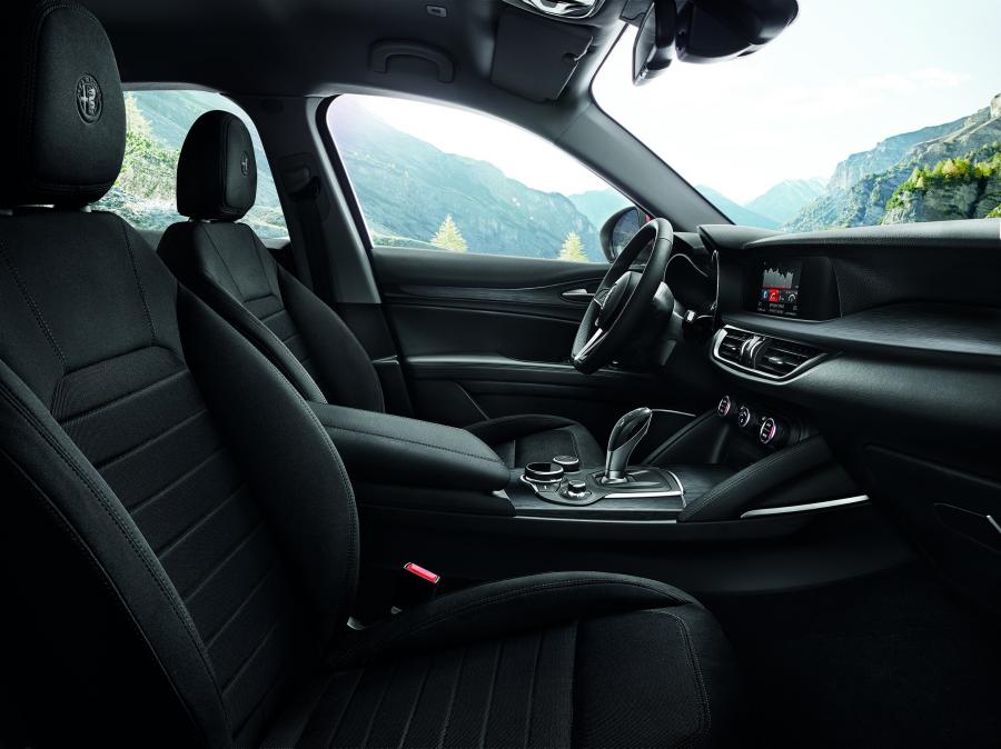 Интерьер Alfa Romeo Stelvio (949) 2017 года  (WW) (фото 74 из 114)